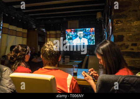 Llansaint,Carmarthenshire, Pays de Galles, Royaume-Uni. 16 mars 2019. Le Club de Football de Swansea et obtenir un score de mort v Manchester City en FA Cup Trimestre Final.Sur un écran de télévision dans le Kings Arms pub public,maison,en,Center,de,village de Llansaint,Carmarthenshire, Pays de Galles, Royaume-Uni. Llansaint est un milieu rural,campagne,village, près de Llanelli, et Swansea est l'équipe de football principaux les plus proches de la région.Bon nombre des fans de rugby Gallois dans cette région, puis a continué à soutenir l'équipe de football de Swansea. Après avoir remporté le Grand Chelem de rugby, un rêve de résultats sportifs...Swansea 2-0 maintenant... Crédit : Paul Quayle/Alamy Live News Banque D'Images