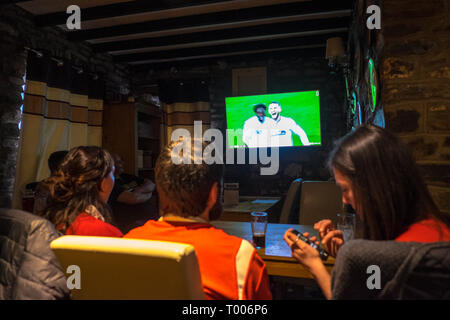 Llansaint,Carmarthenshire, Pays de Galles, Royaume-Uni. 16 mars 2019. Le Club de Football de Swansea et obtenir un score de mort v Manchester City en FA Cup Trimestre Final.Sur un écran de télévision dans le Kings Arms pub public,maison,en,Center,de,village de Llansaint,Carmarthenshire, Pays de Galles, Royaume-Uni. Llansaint est un milieu rural,campagne,village, près de Llanelli, et Swansea est l'équipe de football principaux les plus proches de la région.Bon nombre des fans de rugby Gallois dans cette région, puis a continué à soutenir l'équipe de football de Swansea. Après avoir remporté le Grand Chelem de rugby, un rêve de résultats sportifs...Swansea 2-0 maintenant... Crédit : Paul Quayle/Alamy Live News Banque D'Images