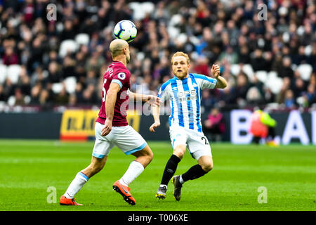 Queen Elizabeth Olympic Park , London, England, UK. 16 mars 2019. Alex Pritchard de Huddersfield Town au cours de la Premier League match entre West Ham United et Huddersfield Town au stade de Londres, Queen Elizabeth Olympic Park , , Londres, Angleterre le 16 mars 2019. Photo par Adamo Di Loreto. Usage éditorial uniquement, licence requise pour un usage commercial. Aucune utilisation de pari, de jeux ou d'un seul club/ligue/dvd publications. Credit : UK Sports Photos Ltd/Alamy Live News Banque D'Images