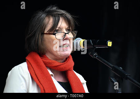 Downing Street, London, UK. 16 mars 2019. Le président Frances O'Grady rally d'une journée de lutte contre le racisme des Nations Unies et de démonstration mars de l'horrible attaque terroriste islamophobe sur une mosquée à Christchurch, Nouvelle-Zélande, qui a laissé 49 morts le 16 mars 2019, en face de Downing Street, London, UK. Credit Photo : Alamy/Capital Live News Banque D'Images