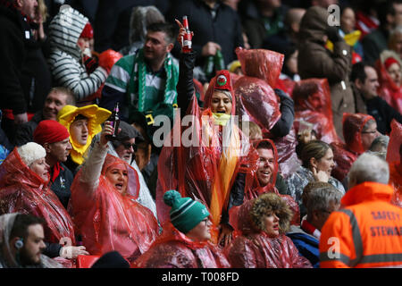 Cardiff, Royaume-Uni. 16 mars 2019. Pays de Galles fans célébrer dans la pluie. Pays de Galles v Irlande , Six Nations 2019 Guinness international rugby match à la Principauté Stadium de Cardiff, Pays de Galles , Grande-bretagne le samedi 16 mars 2019. Photos par Andrew Verger/Alamy Live News VEUILLEZ NOTER PHOTO DISPONIBLE POUR UN USAGE ÉDITORIAL UNIQUEMENT Banque D'Images