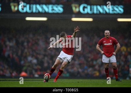 Cardiff, Royaume-Uni. 16 mars 2019. Gareth Anscombe de Wales kicks une pénalité. .Au Pays de Galles/Irlande , Six Nations 2019 Guinness international rugby match à la Principauté Stadium de Cardiff, Pays de Galles , Grande-bretagne le samedi 16 mars 2019. Photos par Andrew Verger/Alamy Live News VEUILLEZ NOTER PHOTO DISPONIBLE POUR UN USAGE ÉDITORIAL UNIQUEMENT Banque D'Images