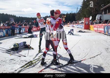 Après Scho, Deutschland. 17 Mar, 2019. jubilation Lukas GREIDERER r. (2e place/AUT) embrasse gagnant Bernhard GRUBER (1ère place/AUT), les différents concours individuel Gundersen, cross country 10 km, Schwarzwaldpokal, 16.03.2019. Coupe du Monde Combiné nordique 15-17.03,2019 dans Schoafter/Allemagne. Ã,Â | Conditions de crédit dans le monde entier : dpa/Alamy Live News Banque D'Images