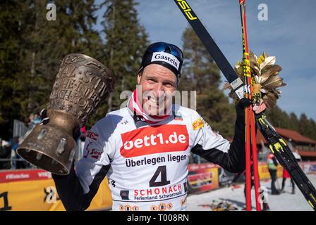 Après Scho, Deutschland. Mar 17, 2019. Cérémonie de remise des prix gagnant Bernhard GRUBER (1ère place/AUT), avec l'Schwarzwaldpokal. Chaque compétition individuelle Gundersen, cross country 10 km, Schwarzwaldpokal, 16.03.2019. Coupe du Monde Combiné nordique 15-17.03,2019 dans Schoafter/Allemagne. Ã,Â | Conditions de crédit dans le monde entier : dpa/Alamy Live News Banque D'Images