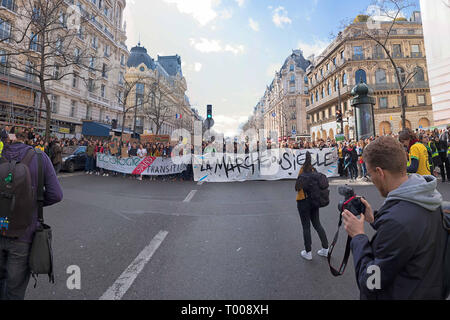 France, 16 mars 2019. Chef de la cortège. À pied du siècle, de protestation pour la terre et pour l'environnement. Cette protestation est aussi rejoint par le gilets jaunes (18e vague de protestation). Credit : Roger Ankri/Alamy Live News Banque D'Images