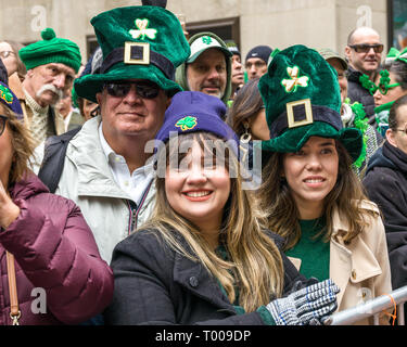 New York, USA. 16 mars 2019. Les membres d'un pipe band de mars à New York's 5th Avenue NYC pendant la 258e défilé de la Saint-Patrick. Photo par Enrique Shore Crédit : Enrique Shore/Alamy Live News Banque D'Images