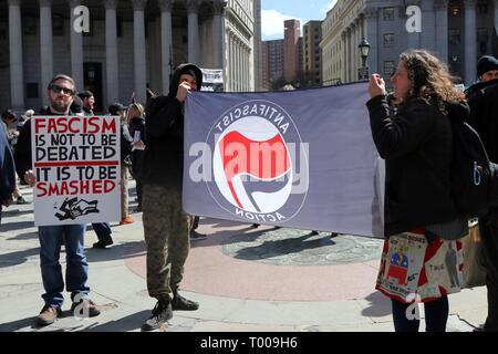 New York, NY, USA. 16e. Mar, 2019. La ville de New York a été l'un des nombreux ralliant contre l'extrême droite de Samedi, Mars 16, 2019 à Foley Square à Manhattan, comme de nombreuses villes à travers le monde ont été d organiser des activités pour souligner la Journée des Nations Unies pour l'élimination de la discrimination raciale. © 2019 Ronald G. Lopez/DigiPixsAgain.us/Alamy Live News Crédit : G. Ronald Lopez/Alamy Live News Banque D'Images