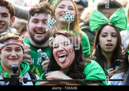 New York, USA. Mar 16, 2019. Regarder les gens Défilé de la Saint-Patrick à New York, États-Unis, le 16 mars 2019. Des centaines de milliers de personnes se sont rassemblées le long de la Cinquième Avenue de New York pour regarder Défilé de la Saint-Patrick ici le samedi. Credit : Wang Ying/Xinhua/Alamy Live News Banque D'Images