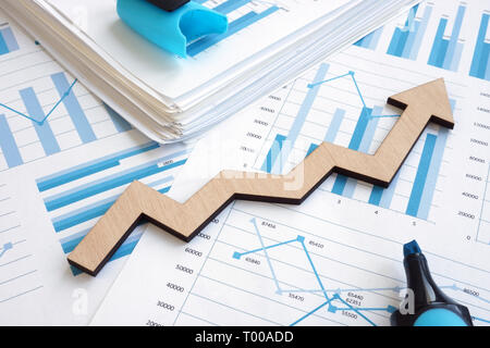 La croissance de l'entreprise concept. Rapport financier avec des graphiques et des flèches. Banque D'Images