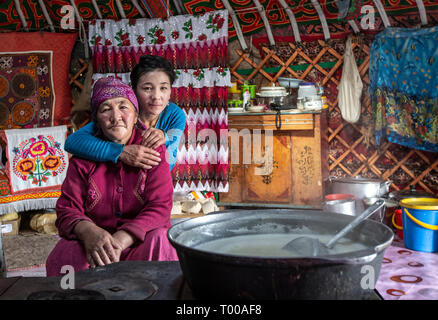 Bayan Ulgii, la Mongolie, le 29 septembre 2015 : kazakh nomad mère et fille dans leur yourte Accueil Espace cuisine Banque D'Images