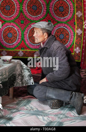 Bayan Ulgii, la Mongolie, le 29 septembre 2015 : l'homme nomade kazakh mongol dans sa yourte, boire du thé Banque D'Images