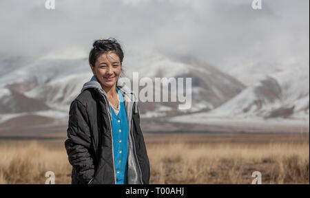 Bayan Ulgii, la Mongolie, le 29 septembre 2015 : femme nomade kazakh mongol dans un paysage de l'ouest mongoilia Banque D'Images