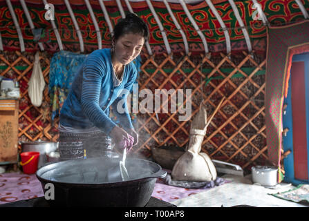 Bayan Olgii, la Mongolie, le 29 septembre 2015 : Mongoilian nomades kazakhs fady la cuisson à la maison yourte Banque D'Images