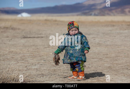 Bayan Ulgii, la Mongolie, le 29 septembre 2015 : nomade kazakh mongol Garçon jouant dans un paysage de l'ouest de la Mongolie Banque D'Images