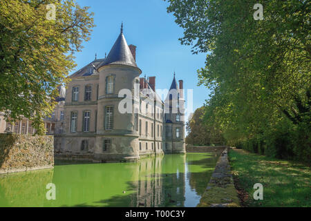 Le côté droit du château de Haroue avec ses douves Banque D'Images