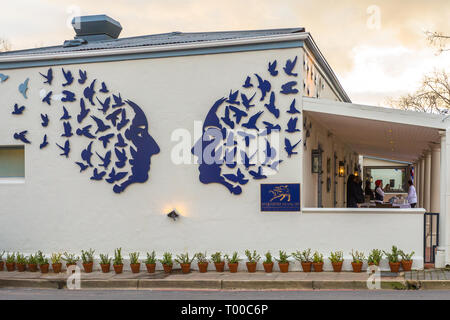 Cape Winelands le quartier français boutique hotel et restaurant à Franschhoek, art de rue sur le côté du bâtiment avec deux faces bleu et les oiseaux Banque D'Images