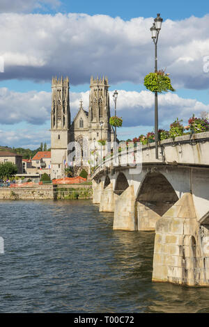 La Moselle en Pont-a-Mousson avec le pont sur la rivière avec l'église Saint Martin dans l'arrière-plan Banque D'Images