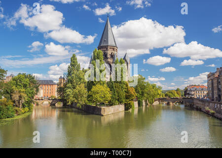 Vue sur le Temple Neuf sur son île dans la Moselle. C'est une des églises protestantes à Metz Banque D'Images