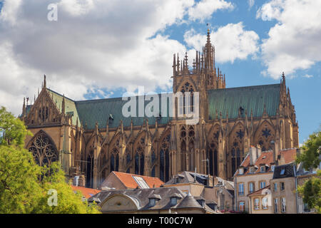 La cathédrale St Stephen sortant de derrière quelques maisons à Metz Banque D'Images