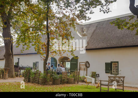 Restaurant principal de Boschendal wine estate appelé le Werf avec le personnel à l'extérieur de se préparer pour le déjeuner le jour de l'automne Cape Winelands Banque D'Images