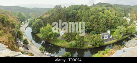 Panorama de la rivière Sauer circulant dans Esch-sur-Sure vu du château, dominant le village Banque D'Images