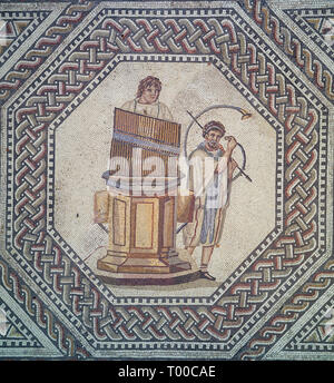 Editorial : NENNIG, Saarland, Allemagne, le 2 septembre 2018 - L'annonce du début ou de la fin de la jeux de gladiateur représenté dans la villa romaine Banque D'Images