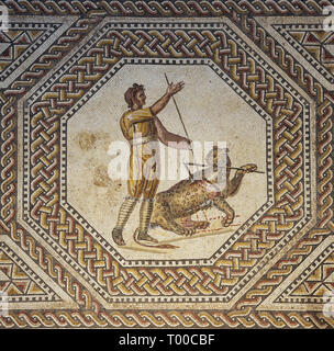 Editorial : NENNIG, Saarland, Allemagne, le 2 septembre 2018 - Un léopard blessé par un speer représenté dans la villa romaine de Nennig Banque D'Images