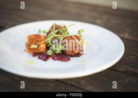 Boules de fromage panées et sauce aux canneberges on white plate Banque D'Images