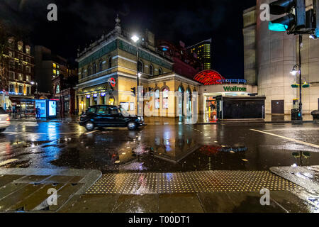 La station de métro Gloucester Road dans la nuit. Métro de Londres, Londres. Banque D'Images