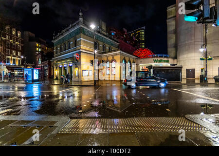 La station de métro Gloucester Road dans la nuit. Métro de Londres, Londres. Banque D'Images