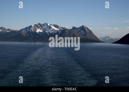 Arnøya est une île dans Troms province du nord de la Norvège entouré par des fjords et des autres îles. Banque D'Images