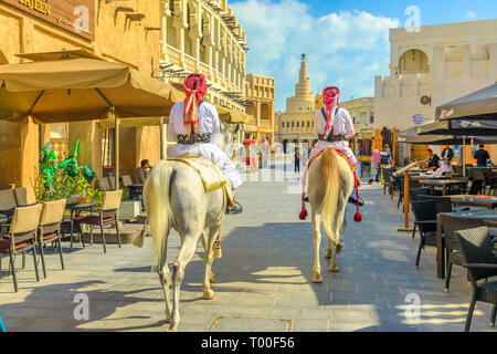 Doha, Qatar - 20 Février 2019 : les agents de police du patrimoine traditionnel dans les années 1940 à l'ancien uniforme du Qatar Souq Waqif équitation chevaux arabes. Islamique Fanar Banque D'Images