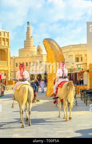 Doha, Qatar - 20 Février 2019 : deux agents de police à cheval blanc des chevaux arabes à Souq Waqif marché. Fanar Centre culturel islamique avec Spiral Banque D'Images