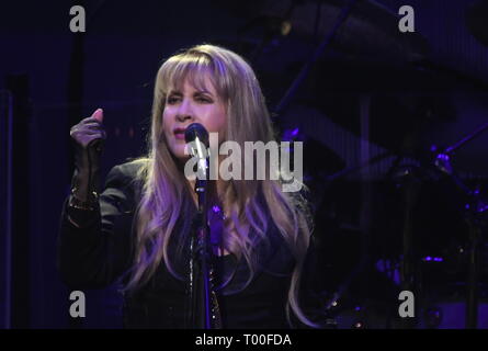 Singer 113 est montré sur scène pendant un concert 'live' apparence avec Fleetwood Mac. Banque D'Images