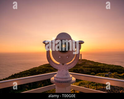 Image de point de vue avec des jumelles au cours de soleil colorés, pointant sur l'océan sur les Açores, Portugal, Europe Banque D'Images