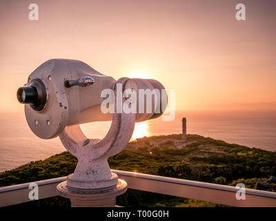 Image de point de vue avec des jumelles au cours de soleil colorés, pointant sur l'océan sur les Açores, Portugal, Europe Banque D'Images