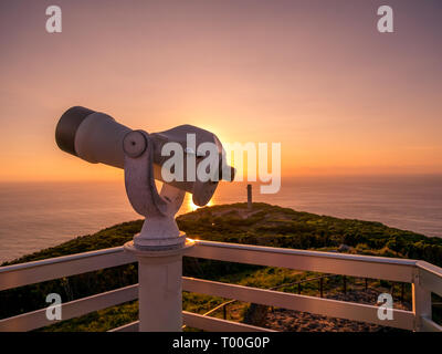 Image de point de vue avec des jumelles au cours de soleil colorés, pointant sur l'océan sur les Açores, Portugal, Europe Banque D'Images