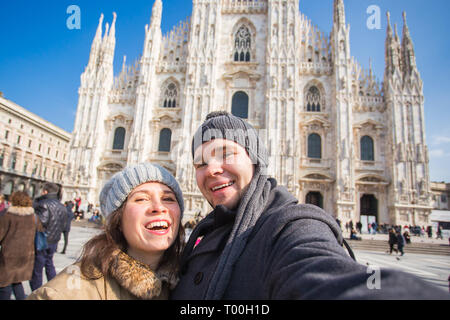 Les voyages, la photographie et les gens concept - Happy couple taking Self Portrait in Milano en place du Duomo Banque D'Images