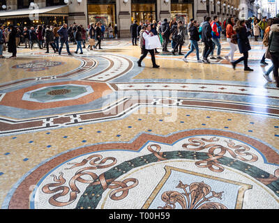 MILAN, ITALIE - 24 février 2019 : les touristes en mosaïque dans la galerie Vittorio Emanuele II à Milan city. Ce grand magasin est la plus ancienne boutique active Banque D'Images