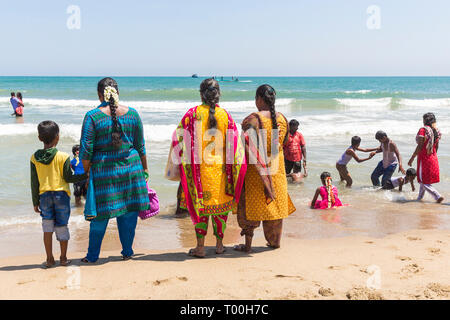 MASI MAGAM FESTIVAL, PUDUCHERY, Pondichery, Tamil Nadu, Inde - 1 mars 2018. Groupe de pèlerins indiens femmes hommes non identifiés se baigner dans la mer, sur Banque D'Images