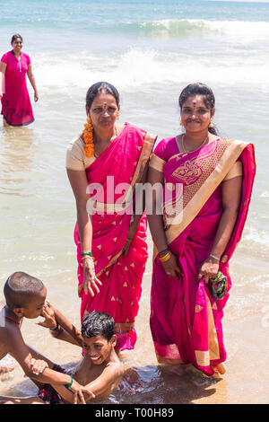 MASI MAGAM FESTIVAL, PUDUCHERY, Pondichery, Tamil Nadu, Inde - 1 mars 2018. Groupe de pèlerins indiens femmes hommes non identifiés se baigner dans la mer, sur Banque D'Images