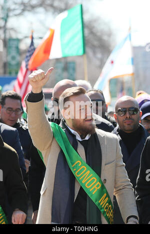 Artiste martial mixte irlandais Conor McGregor se joint à la parade de la St Patrick à Chicago. Banque D'Images