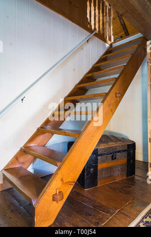 Les escaliers de Pinewood Miller mènent de la salle de séjour à l'étage à l'intérieur d'une ancienne maison de style cottage en pierre de champ datant de 1760. Banque D'Images
