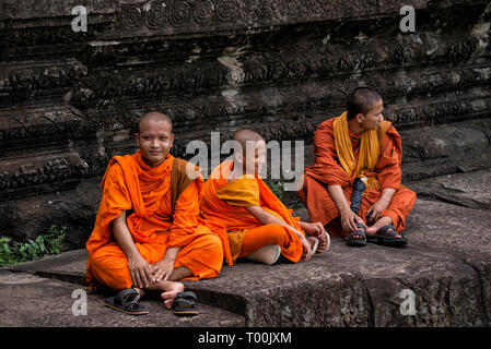 Groupe de moines bouddhistes se reposent au Temple d'Angkor Wat à Siem Reap, Cambodge Banque D'Images