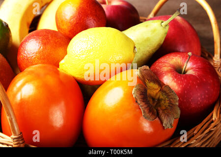 Fresh Fruits exotiques mélangés dans le panier. Arrière-plan de fruits. L'alimentation saine, un régime. Banque D'Images