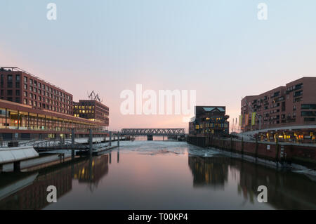 Hambourg, Allemagne - Mars 04, 2014 : vue depuis le pont de Busan à Hafencity à Hambourg Elbe, jetty Maritime Museum, et Elbtorpromenade Magderburger B Banque D'Images