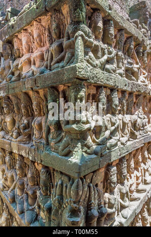 Détail de bas-reliefs sculptés sur la terrasse du Roi Lépreux, l'Angkor Thom, au Cambodge. Banque D'Images