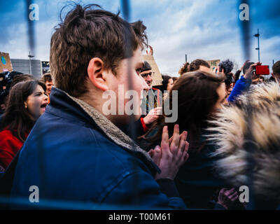 STRASBOURG, FRANCE - MAR 15, 2019 Chine : vu à travers la clôture de sécurité près de Parlement européen au cours de manifestations contre le changement climatique mouvement mondial vendredi pour les futures Banque D'Images