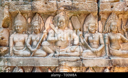 Détail de bas-reliefs sculptés sur la terrasse du Roi Lépreux, l'Angkor Thom, au Cambodge. Banque D'Images