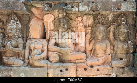 Détail de bas-reliefs sculptés sur la terrasse du Roi Lépreux, l'Angkor Thom, au Cambodge. Banque D'Images